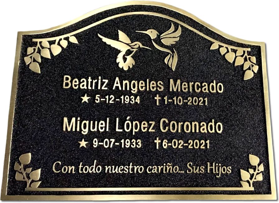 lápida con placa memorial